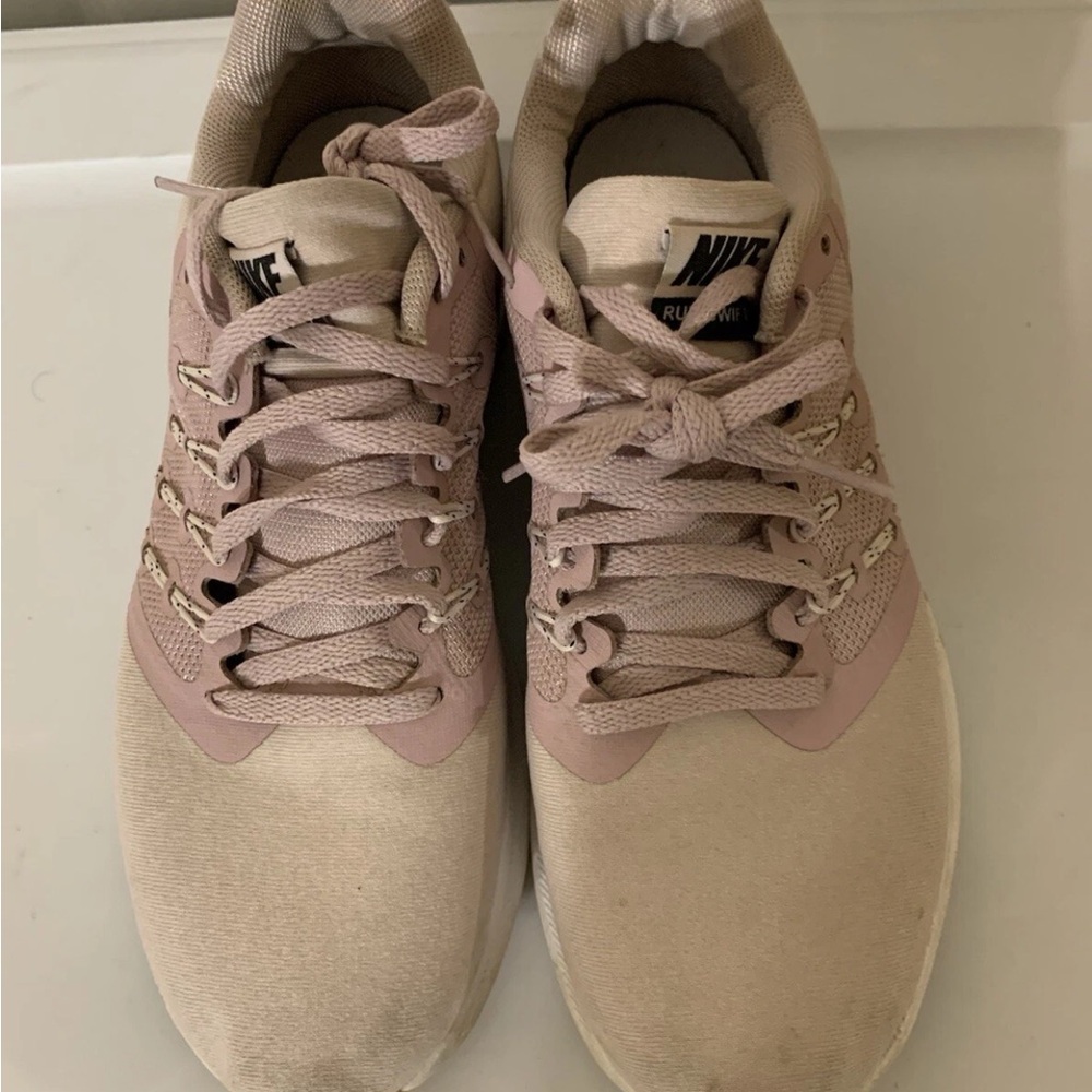 Nike‎ Women's Sz 8 Athletic Shoes in plum